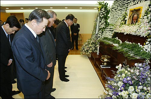 8일 오후 서울대병원에 마련된 방일영 조선일보 고문의 빈소를 찾은 문상객들이 조문하고 있다. 